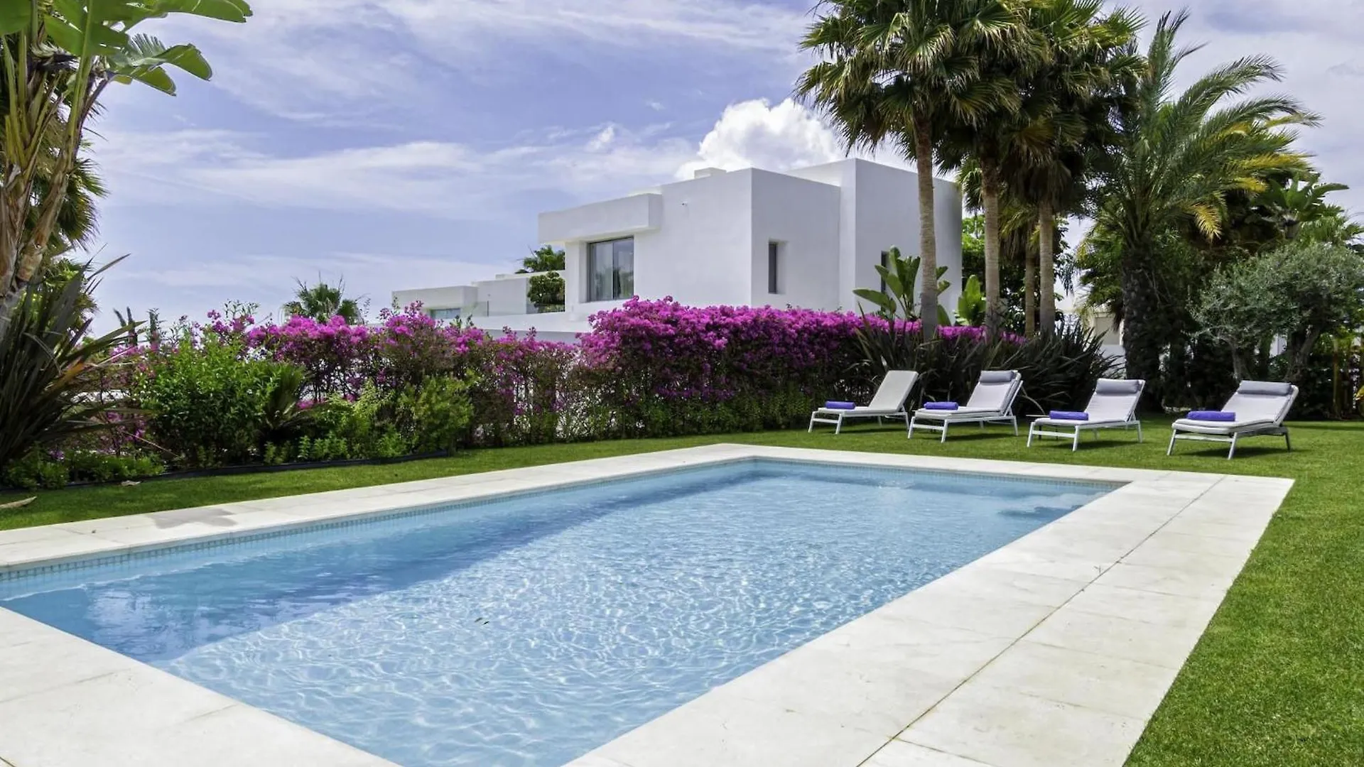 Fantastica Villa Moderna En Rio Real Marbella Spain